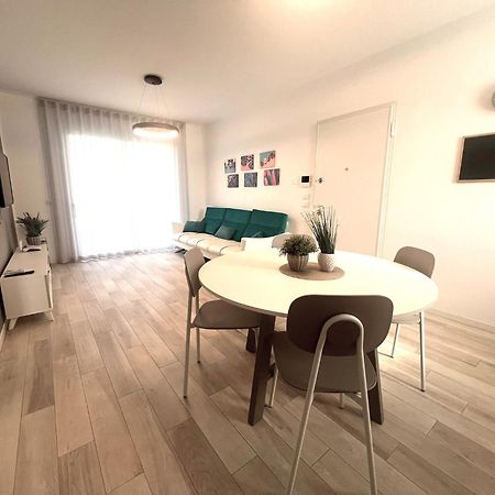 Sun Beach Residence Con Piscina - Piazza Brescia - Adria Holiday Jesolo - Family Apartments Exterior foto